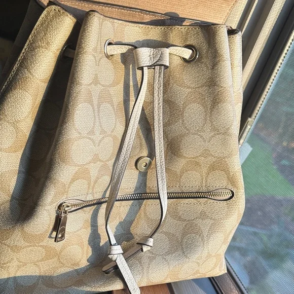 Coach Kleo Backpack in signature canvas with a white flap - Picture 5 of 6